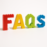 Die Buchstaben FAQs gebaut aus LEGO Steinen