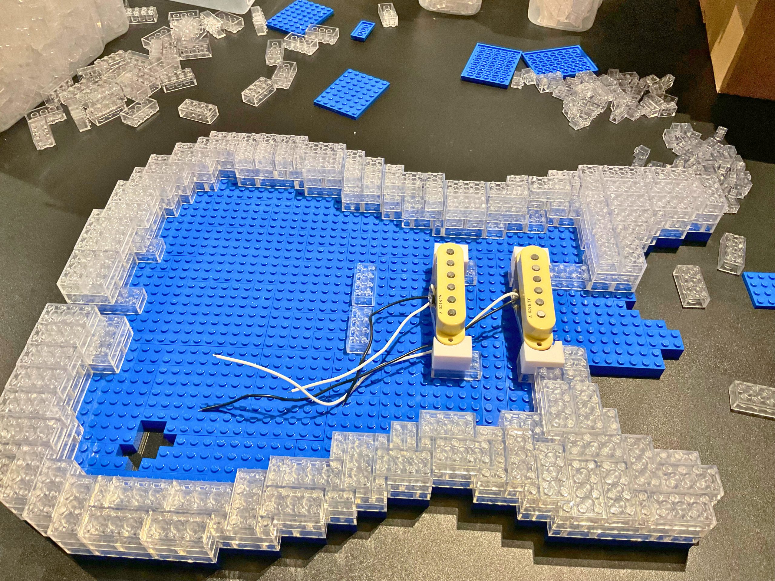 Building of a LEGO brick  Stratocaster Guitar 