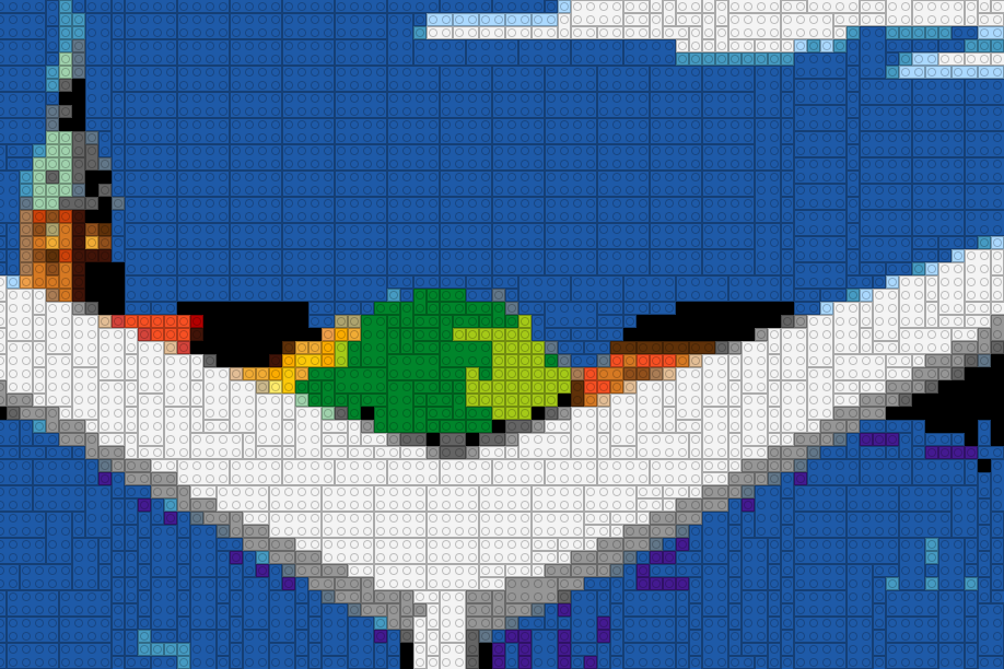 Detailaufnahme eines farbenfrohen Frida-Kahlo-Porträts als Mosaikkunstwerk aus kleinen Bausteinen.