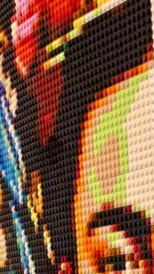 Detailaufnahme eines farbenfrohen Frida-Kahlo-Porträts als Mosaikkunstwerk aus kleinen Bausteinen.