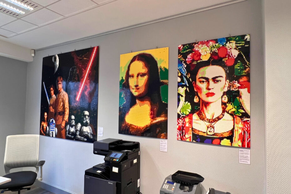 Blick auf die Mosaikausstellung von HASPA und KREATIVWERK in Hamburg-Hohenfelde mit farbenfrohen Kunstwerken, darunter ein Frida-Kahlo-Mosaik.
